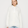 SAMSOE&SAMSOE marca de ropa de mujer con un estilo ,nórdico casual dinámico y vanguardista