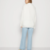 SAMSOE&SAMSOE marca de ropa de mujer con un estilo ,nórdico casual dinámico y vanguardista