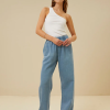 BY-BAR marca de ropa danesa que se caracteriza por los colores neutros y acentos de color en sus prendas, ademas de su "effortle