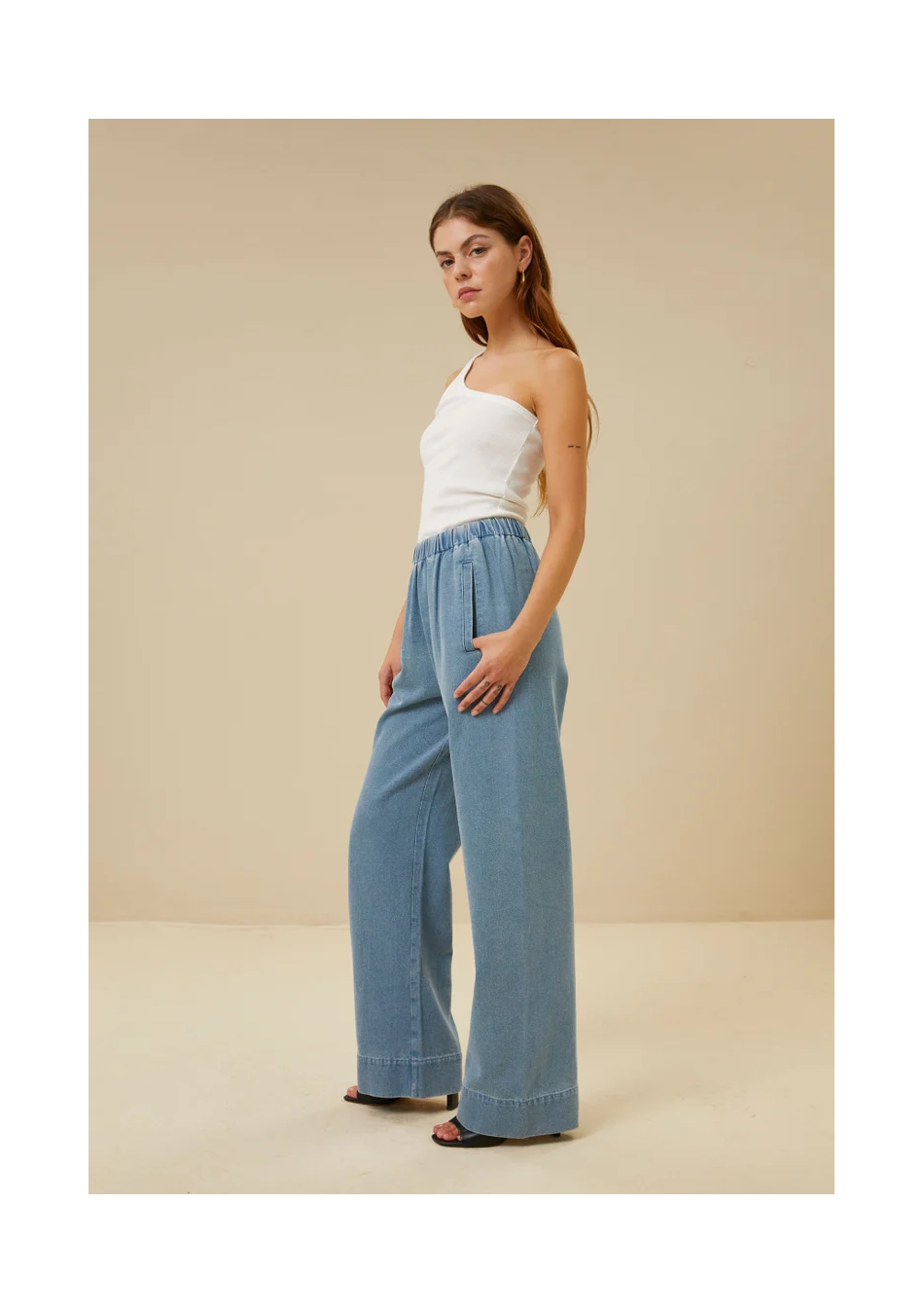 BY-BAR marca de ropa danesa que se caracteriza por los colores neutros y acentos de color en sus prendas, ademas de su "effortle