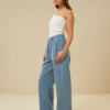 BY-BAR marca de ropa danesa que se caracteriza por los colores neutros y acentos de color en sus prendas, ademas de su "effortle