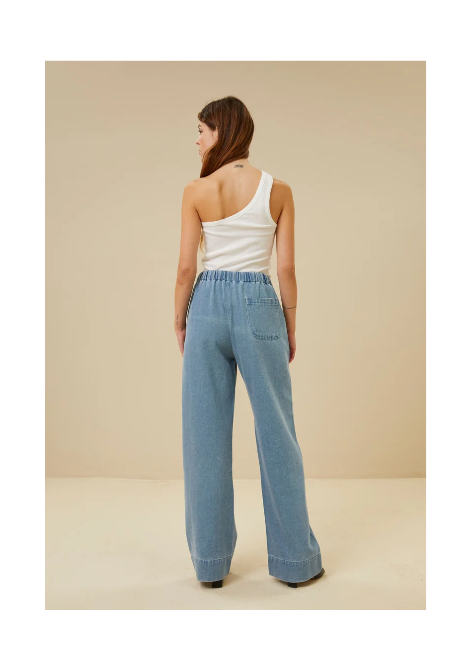 BY-BAR marca de ropa danesa que se caracteriza por los colores neutros y acentos de color en sus prendas, ademas de su "effortle
