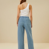 BY-BAR marca de ropa danesa que se caracteriza por los colores neutros y acentos de color en sus prendas, ademas de su "effortle