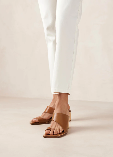 ALOHAS marca de zapatos y ropa de mujer, con diseños atemporales y producción local