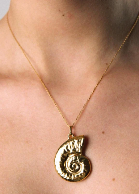 ALHAJA marca española de joyeria de estilo barroco y fresco