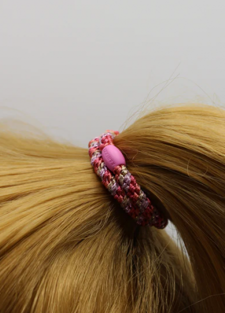 KKNEKKI es una marca de gomas de pelo original y colorida