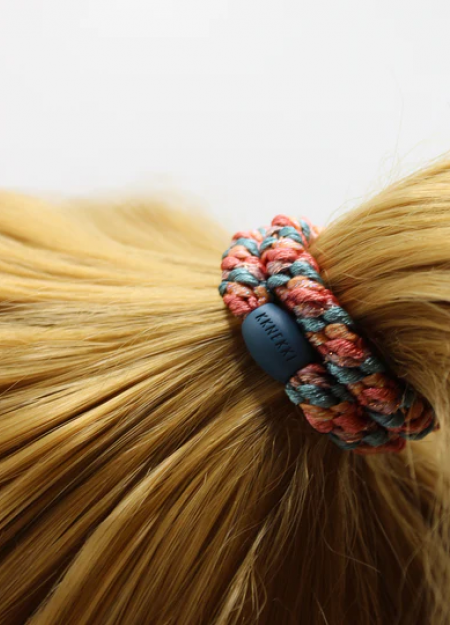 KKNEKKI es una marca de gomas de pelo original y colorida