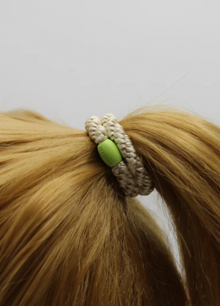 KKNEKKI es una marca de gomas de pelo original y colorida