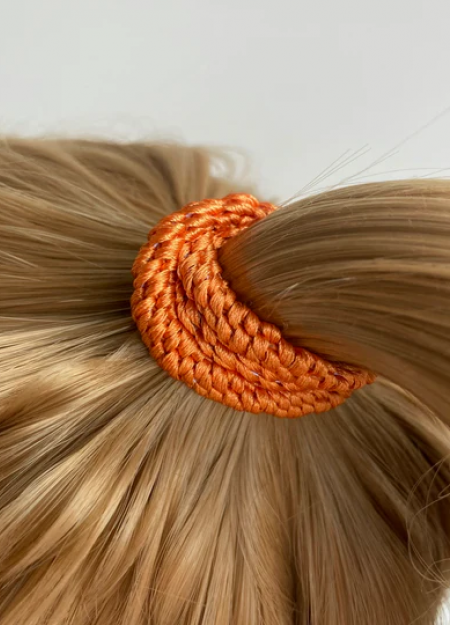 KKNEKKI es una marca de gomas de pelo original y colorida