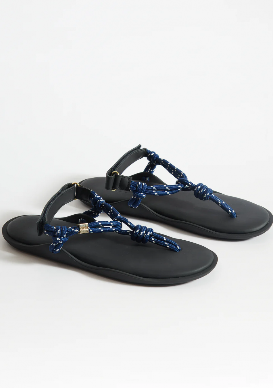 FLÒWZE marca italiana de sandalias de cordón con versatilidad y estilo