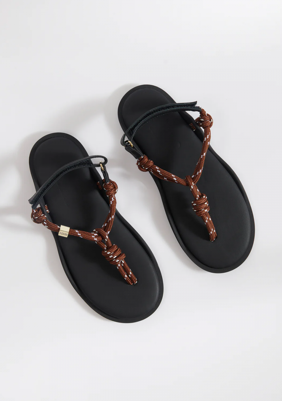 FLÒWZE marca italiana de sandalias de cordón con versatilidad y estilo