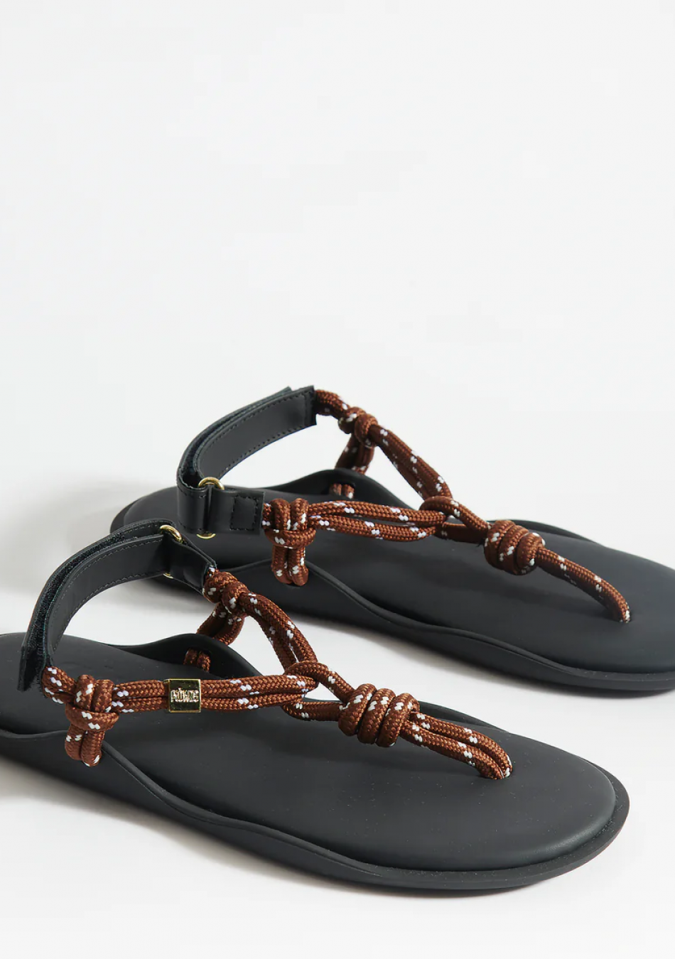 FLÒWZE marca italiana de sandalias de cordón con versatilidad y estilo