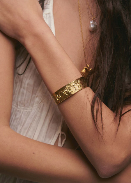 ALHAJA CULT STORE firma española de joyería con diseños propios elaborados con materiales nobles.