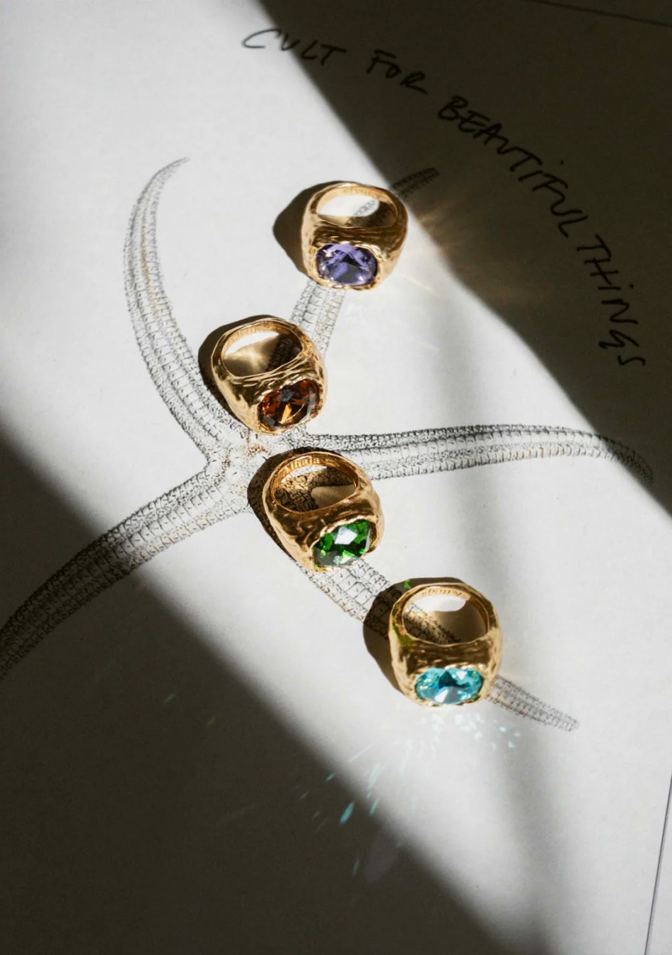 ALHAJA CULT STORE firma española de joyería con diseños propios elaborados con materiales nobles.