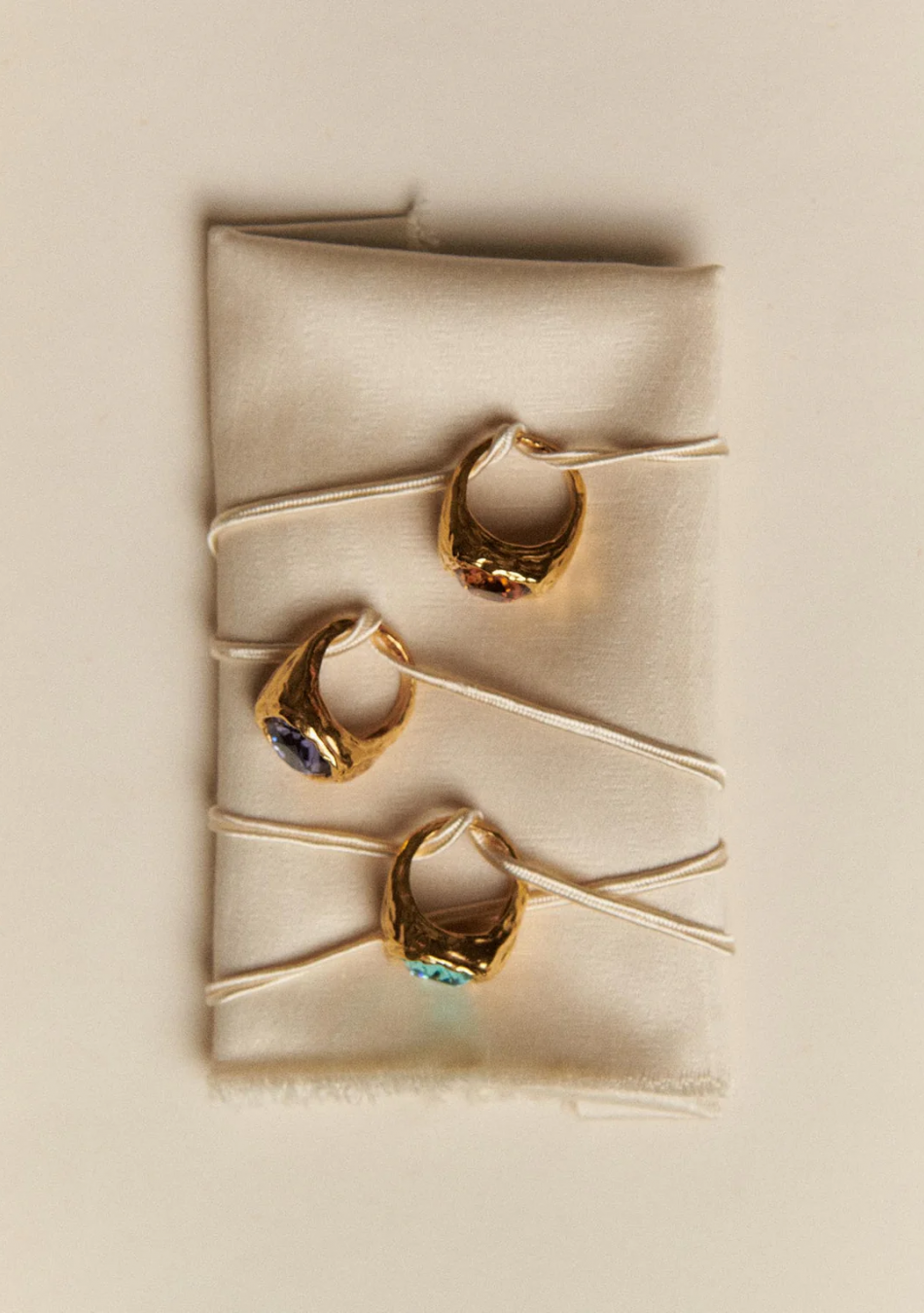 ALHAJA CULT STORE firma española de joyería con diseños propios elaborados con materiales nobles.