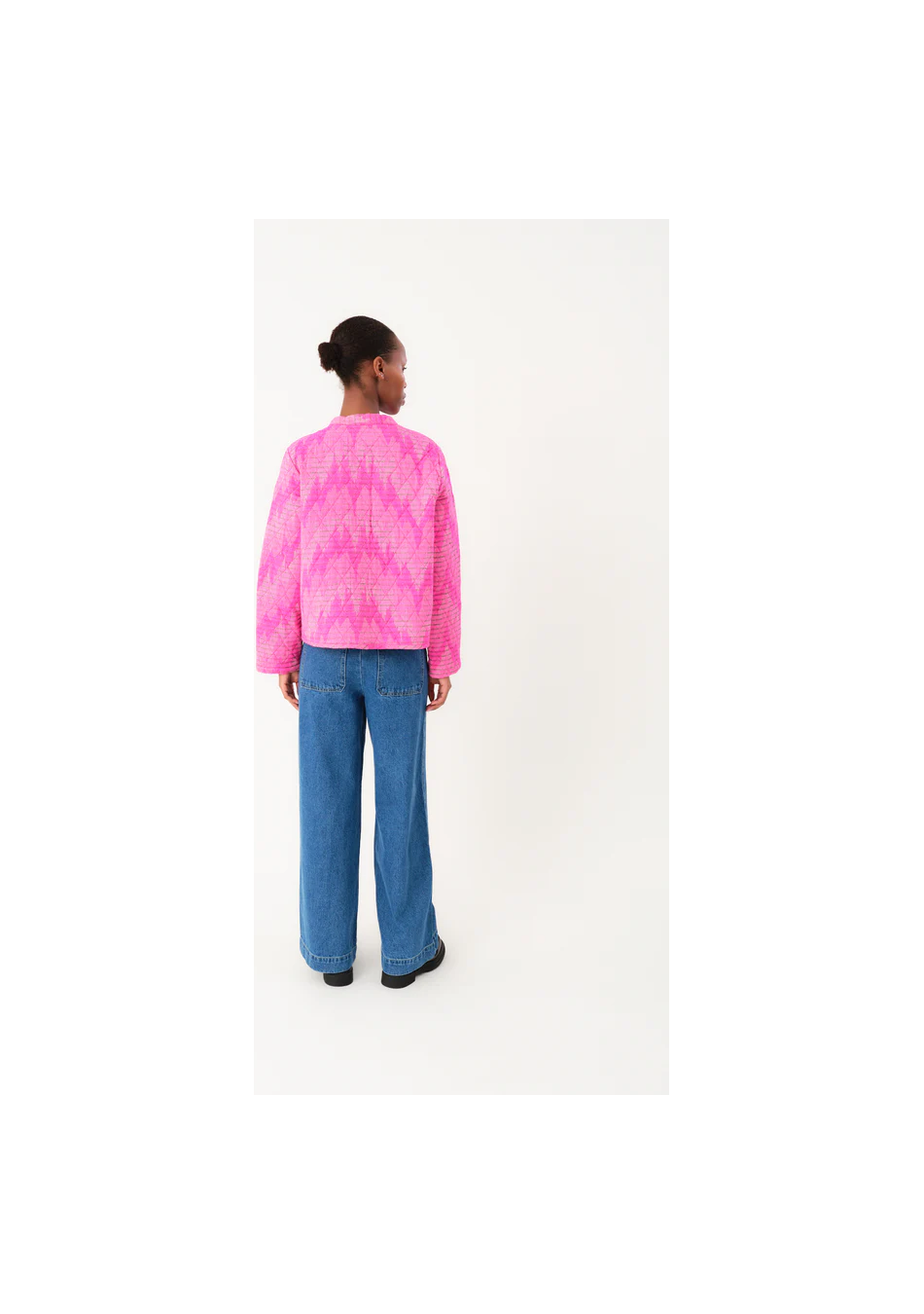 LOLLYS LAUNDRY es una marca de Copenhague de prendas diseñadas para adaptarse a ti, con colores y detalles únicos
