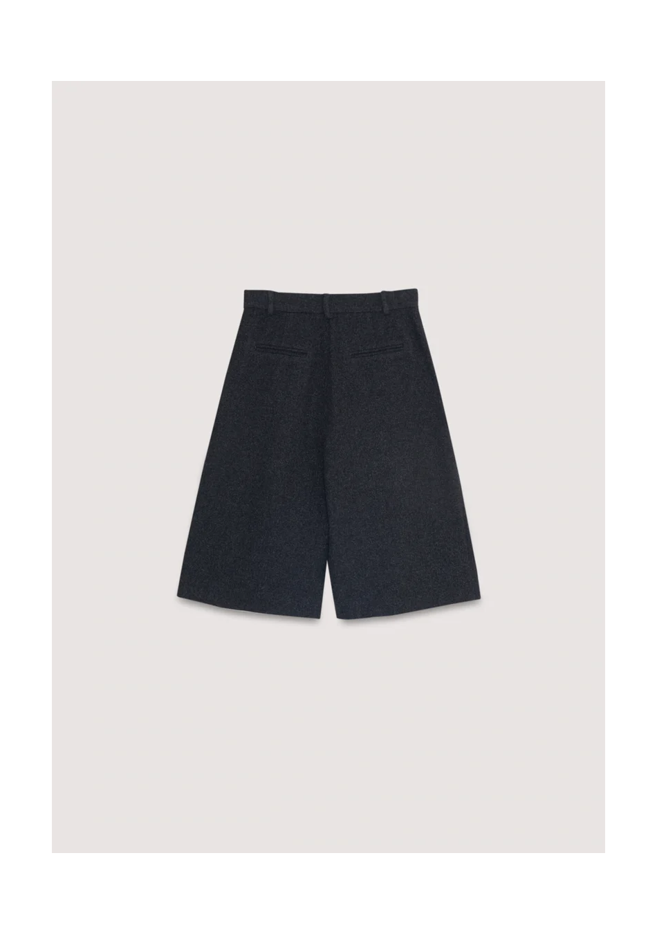 THE NEW SOCIETY marca española de ropa para mujer estilo atemporal y contemporáneo.