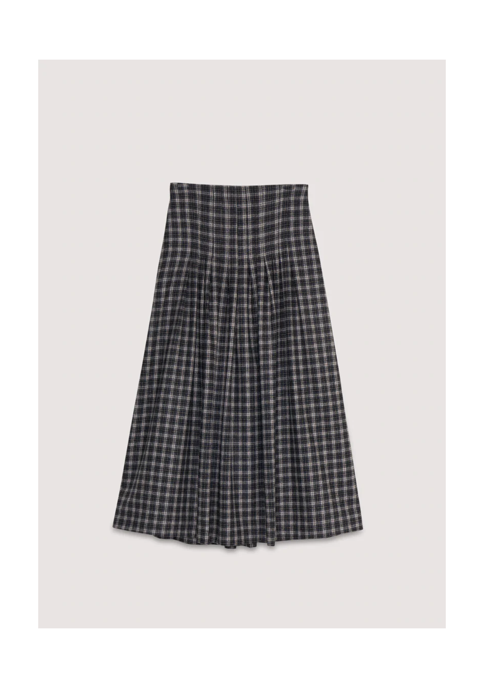 THE NEW SOCIETY marca española de ropa para mujer estilo atemporal y contemporáneo.