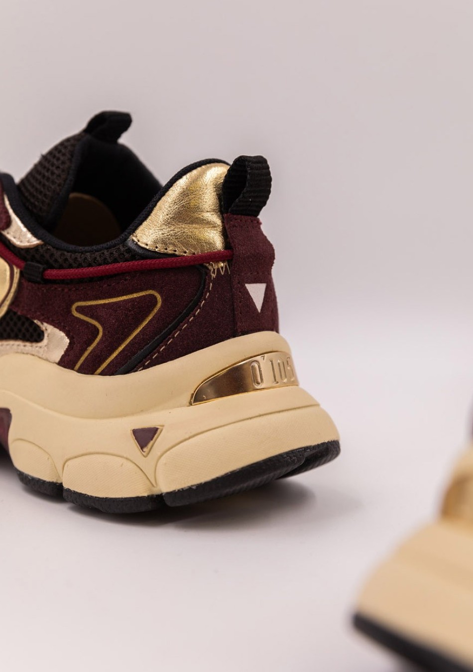 0-105 marca francesa de sneakers con diseño calidad y comodidad