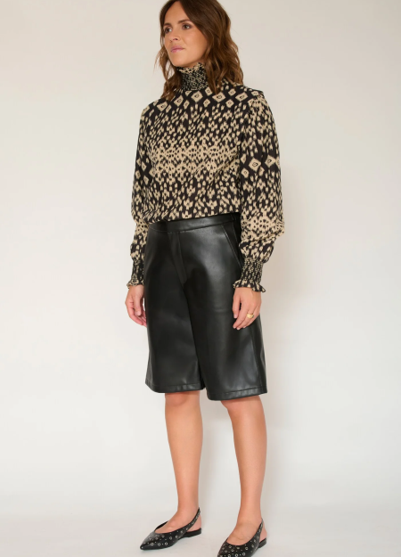 MKT marca francesa para una mujer con un estilo rockero y casual 2