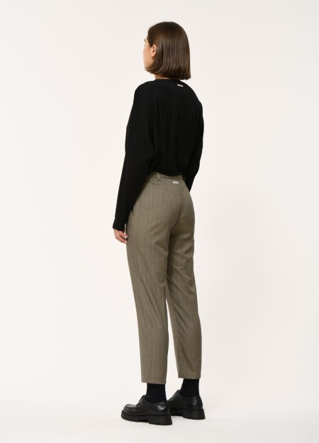 HUMILITY marca francesa de ropa de mujer con un estilo conceptual y femenino 2