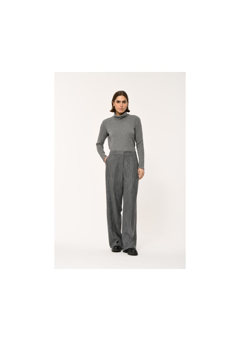 HUMILITY marca francesa de ropa de mujer con un estilo conceptual y femenino