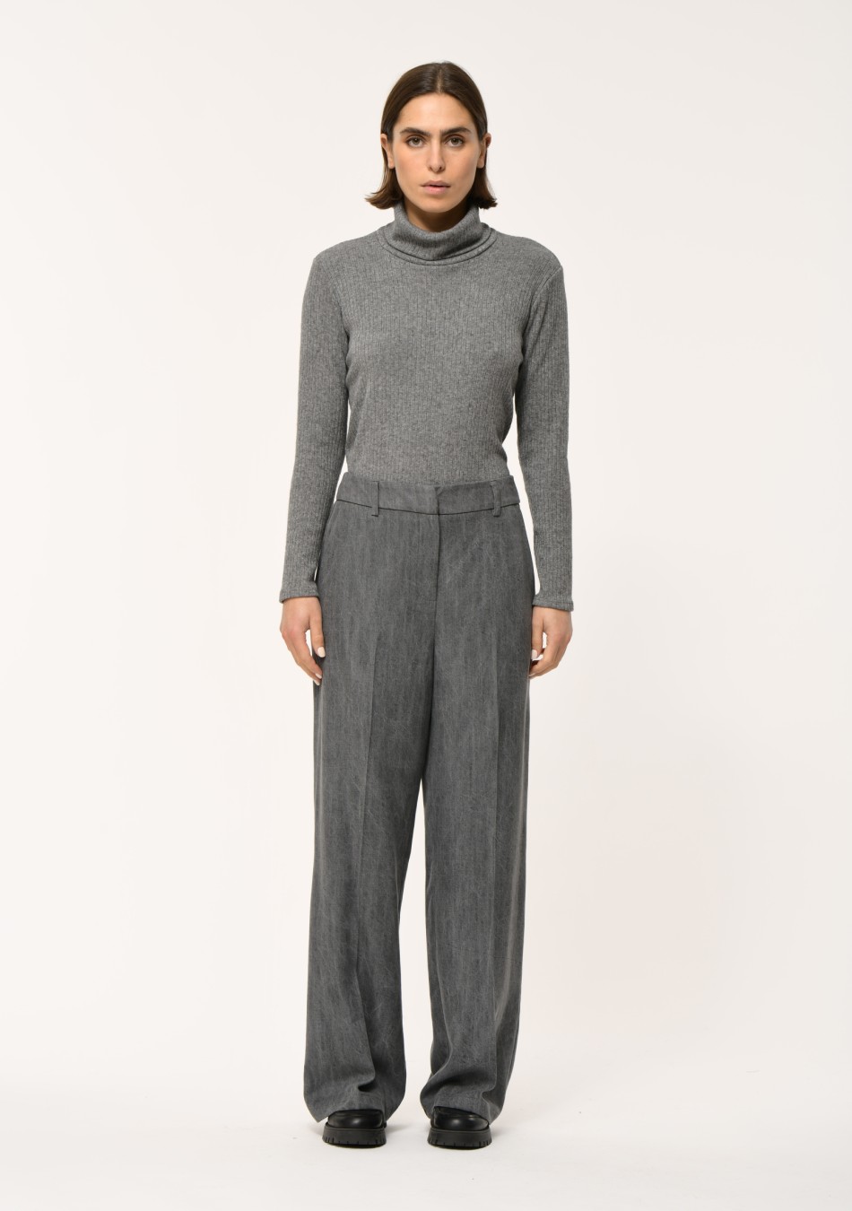 HUMILITY marca francesa de ropa de mujer con un estilo conceptual y femenino