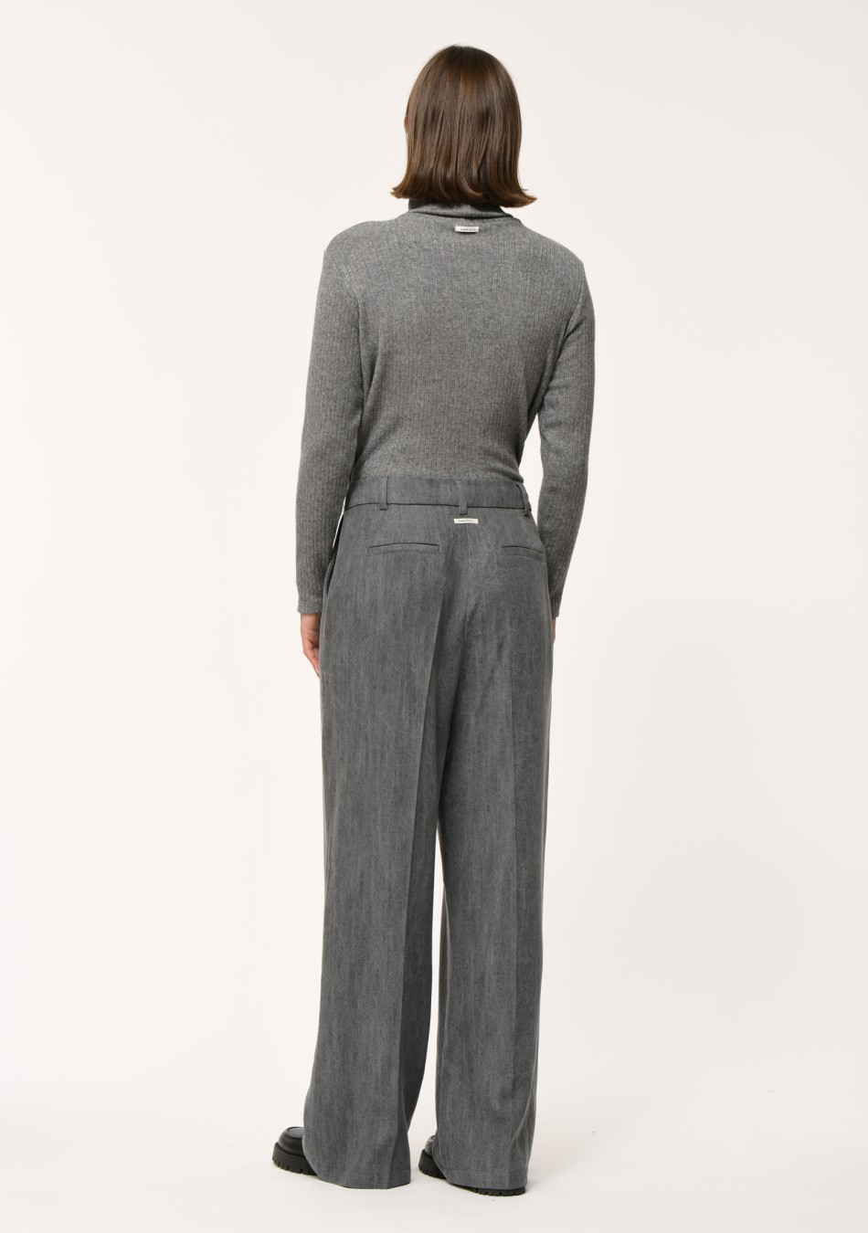 HUMILITY marca francesa de ropa de mujer con un estilo conceptual y femenino
