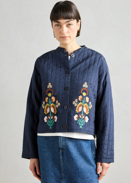 LOLLYS LAUNDRY es una marca de Copenhague de prendas diseñadas para adaptarse a ti, con colores y detalles únicos