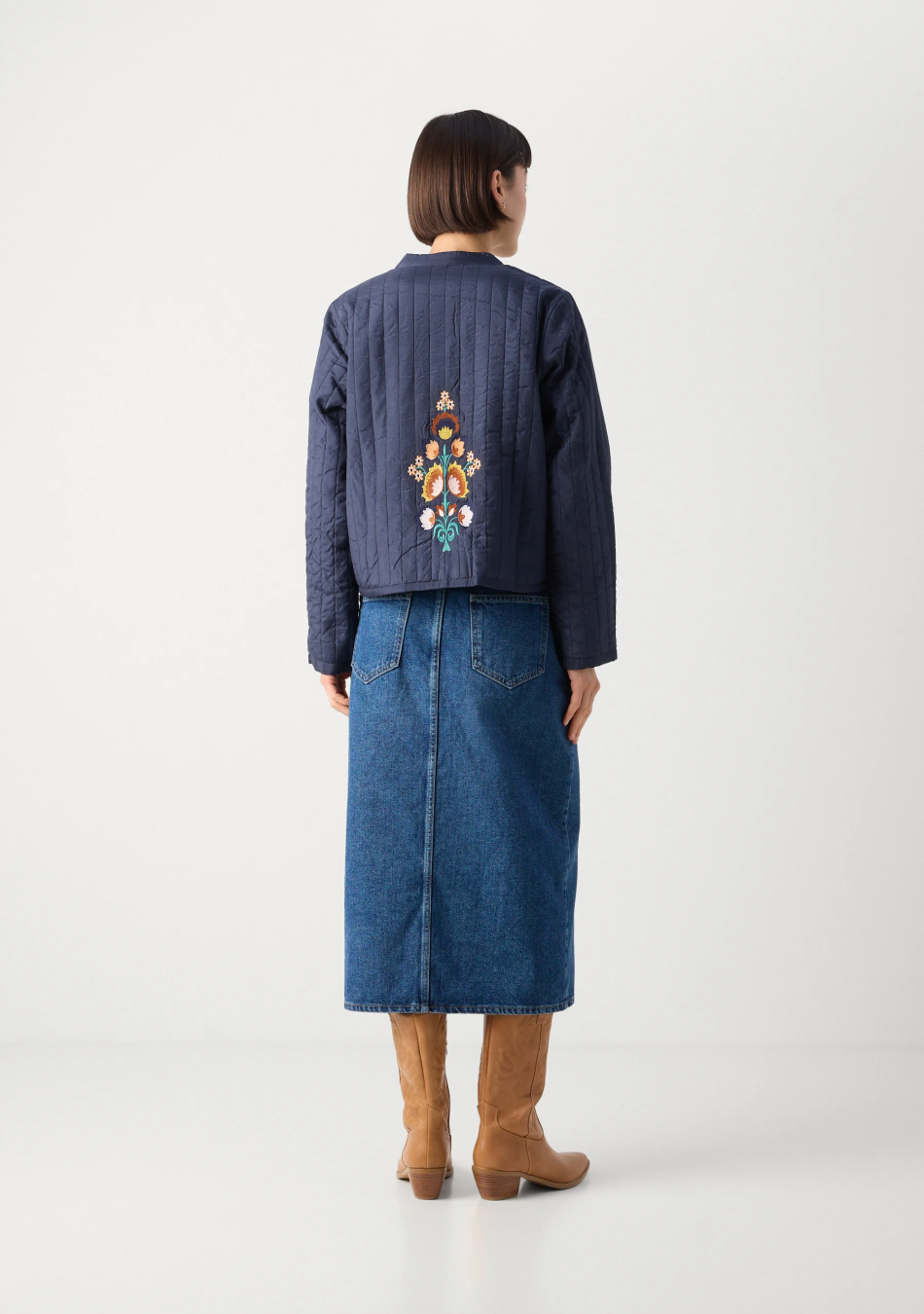 LOLLYS LAUNDRY es una marca de Copenhague de prendas diseñadas para adaptarse a ti, con colores y detalles únicos