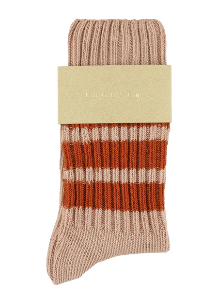 ESCUYER es una marca portuguesa de calcetines de algodón con cómodos e imprescindible para tu día a día.