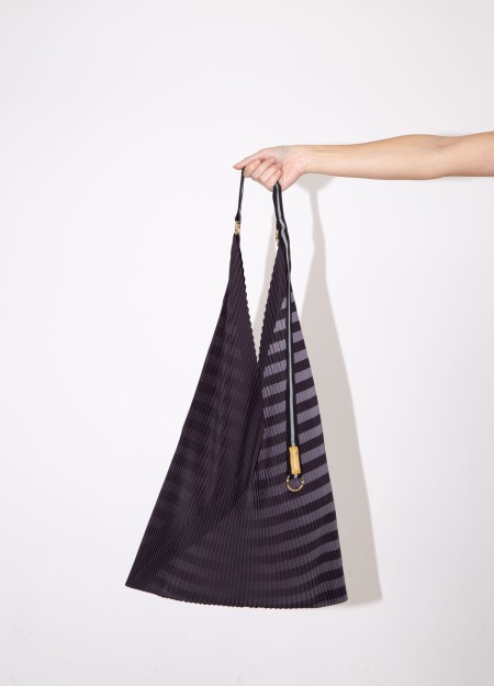 MULTITUDES marca Italiana de bolsos confeccionados en poliéster reciclado con estampados geométricos originales 2