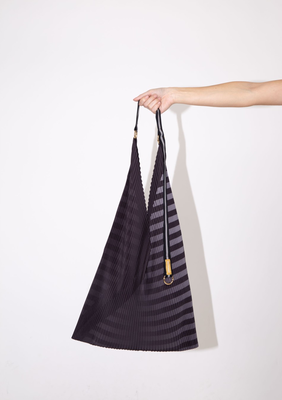 MULTITUDES marca Italiana de bolsos confeccionados en poliéster reciclado con estampados geométricos originales