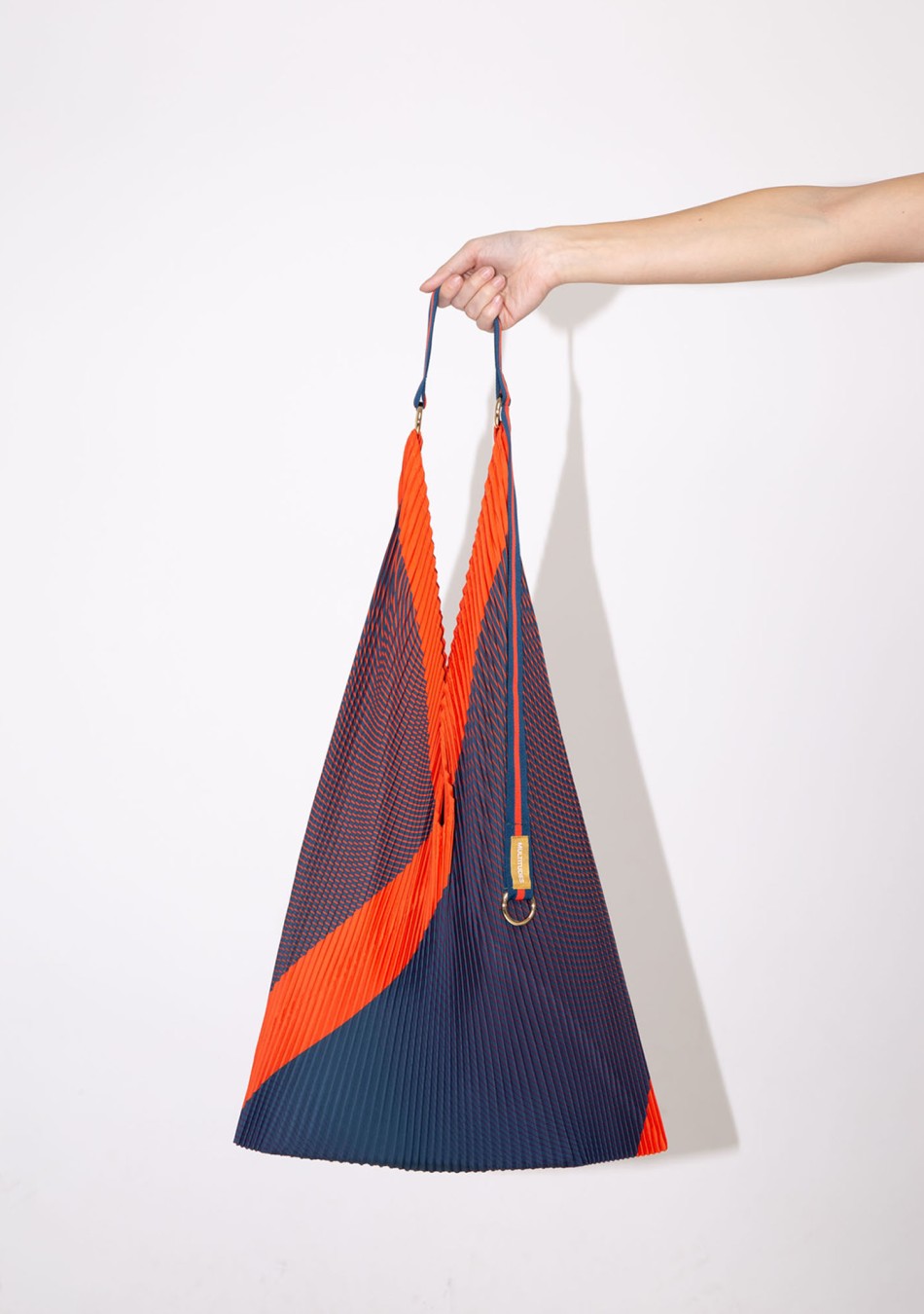 MULTITUDES marca Italiana de bolsos confeccionados en poliéster reciclado con estampados geométricos originales