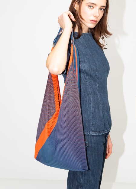 MULTITUDES marca Italiana de bolsos confeccionados en poliéster reciclado con estampados geométricos originales 2