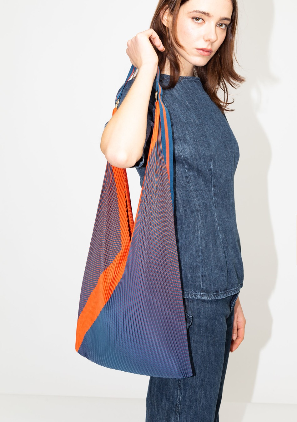 MULTITUDES marca Italiana de bolsos confeccionados en poliéster reciclado con estampados geométricos originales