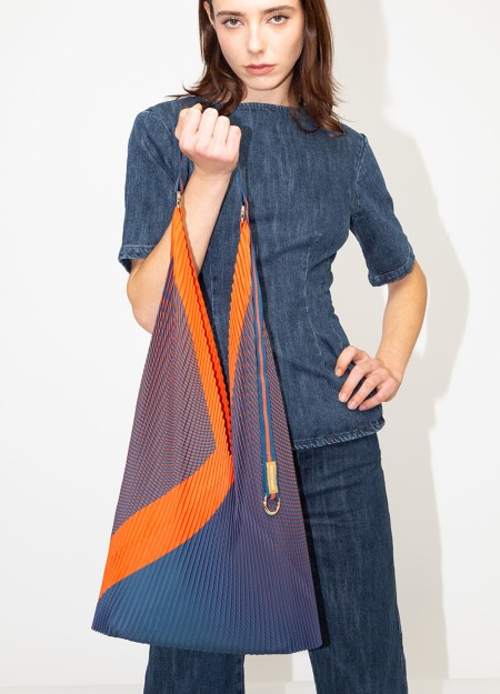 MULTITUDES marca Italiana de bolsos confeccionados en poliéster reciclado con estampados geométricos originales