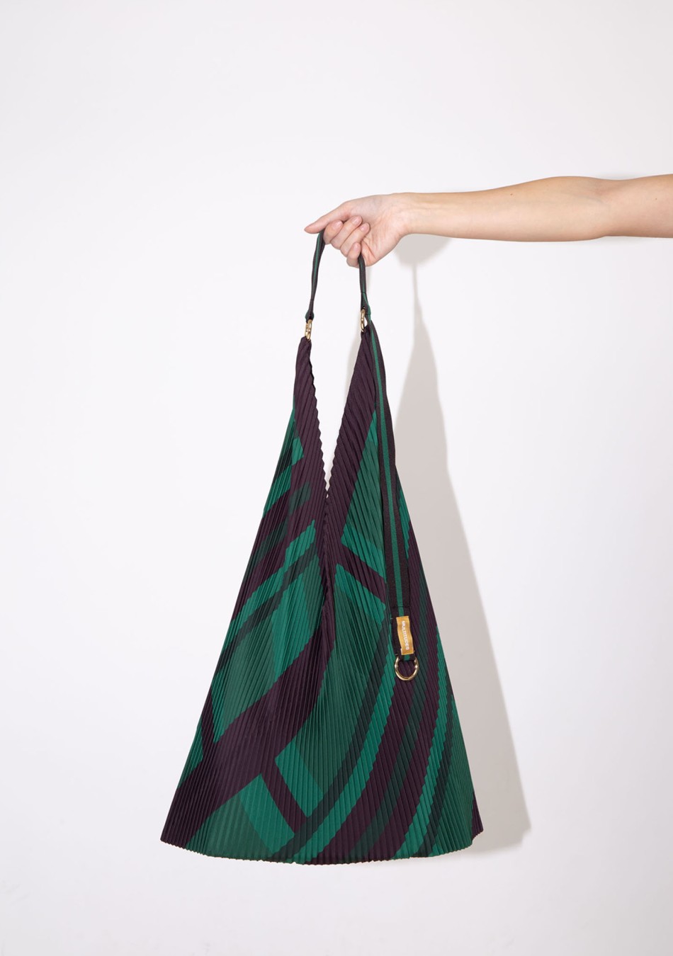 MULTITUDES marca Italiana de bolsos confeccionados en poliéster reciclado con estampados geométricos originales