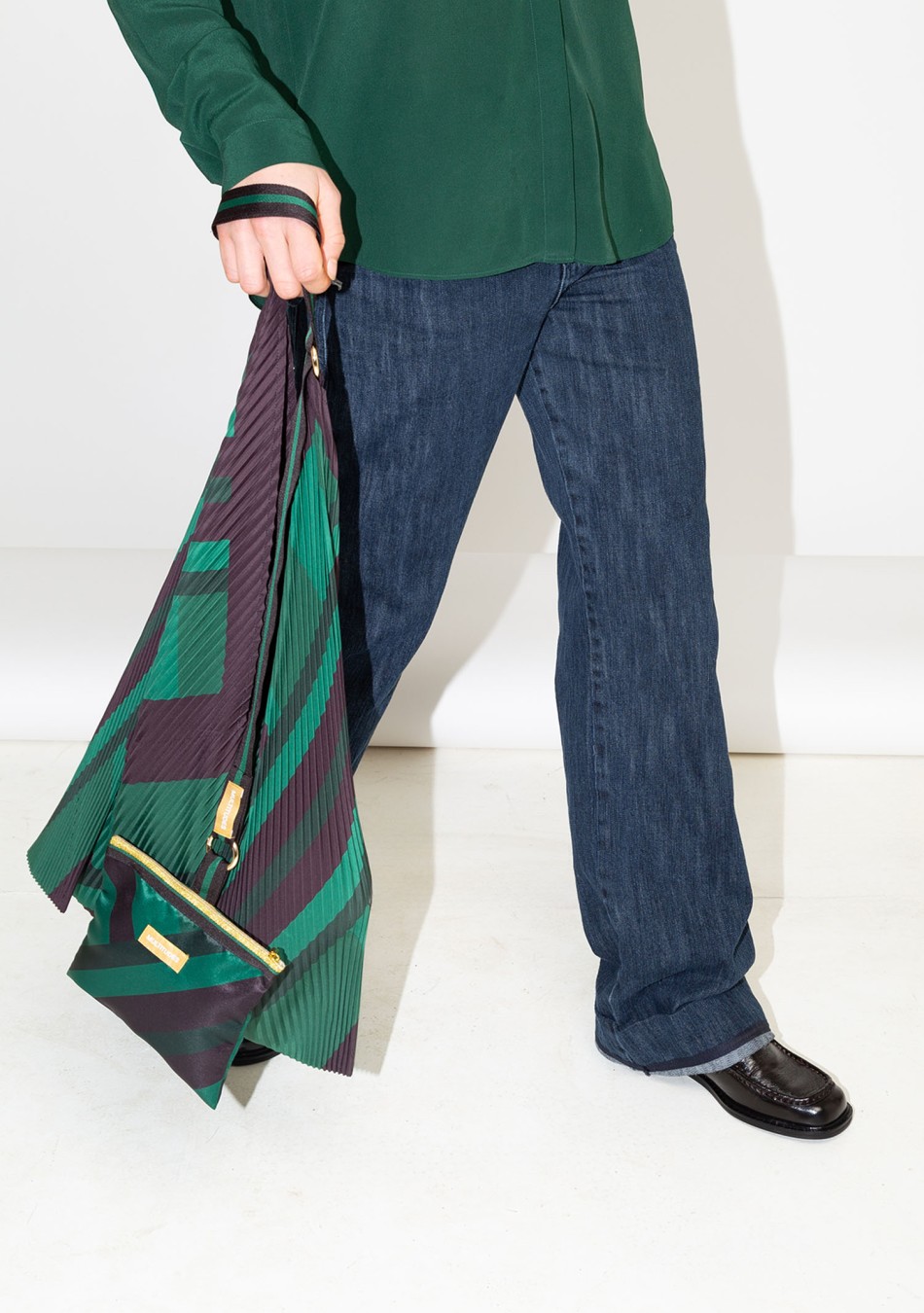 MULTITUDES marca Italiana de bolsos confeccionados en poliéster reciclado con estampados geométricos originales