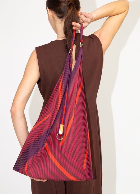 MULTITUDES marca Italiana de bolsos confeccionados en poliéster reciclado con estampados geométricos originales 2