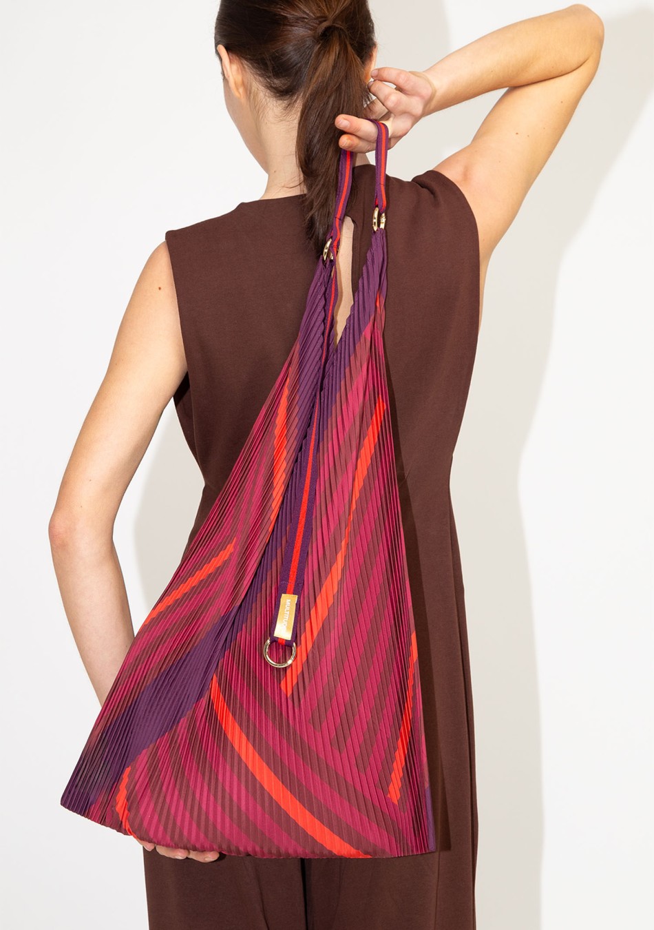 MULTITUDES marca Italiana de bolsos confeccionados en poliéster reciclado con estampados geométricos originales