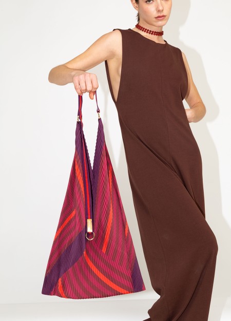 MULTITUDES marca Italiana de bolsos confeccionados en poliéster reciclado con estampados geométricos originales