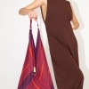 MULTITUDES marca Italiana de bolsos confeccionados en poliéster reciclado con estampados geométricos originales