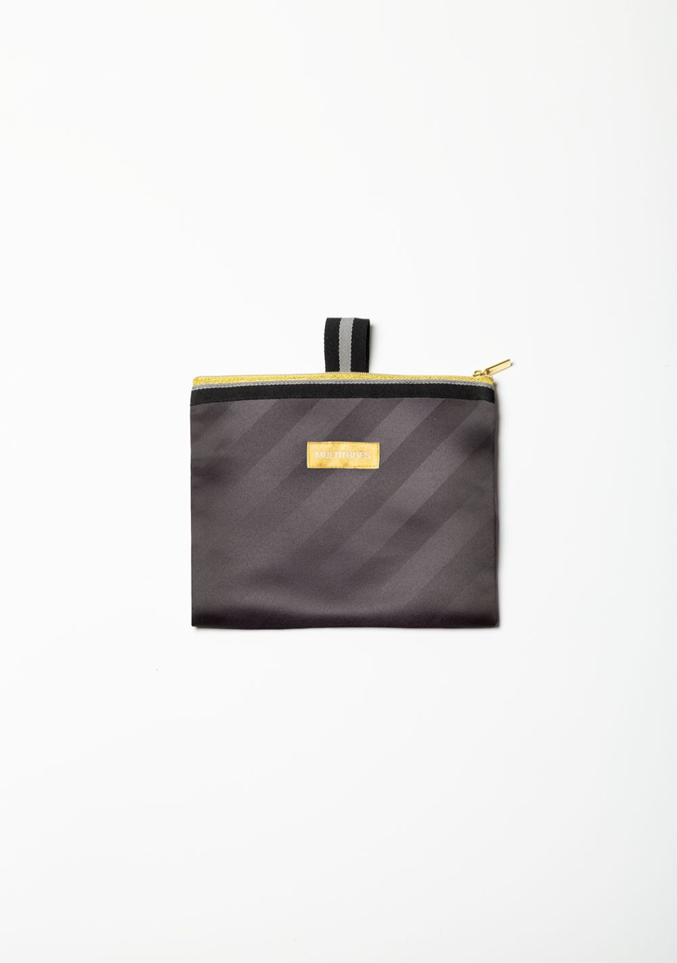 MULTITUDES marca Italiana de bolsos confeccionados en poliéster reciclado con estampados geométricos originales