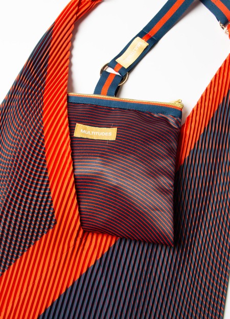 MULTITUDES marca Italiana de bolsos confeccionados en poliéster reciclado con estampados geométricos originales