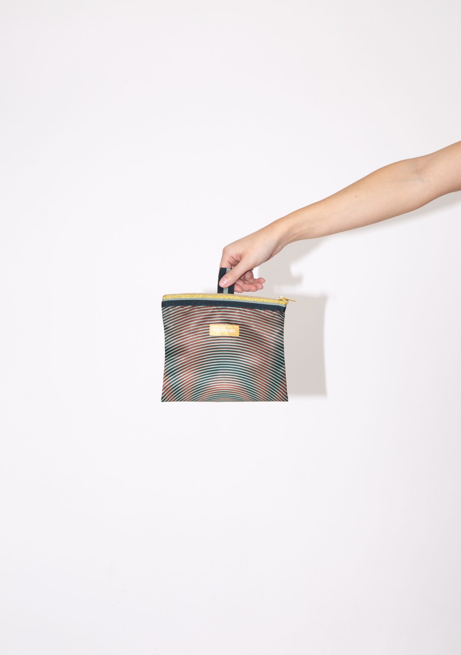 MULTITUDES marca Italiana de bolsos confeccionados en poliéster reciclado con estampados geométricos originales