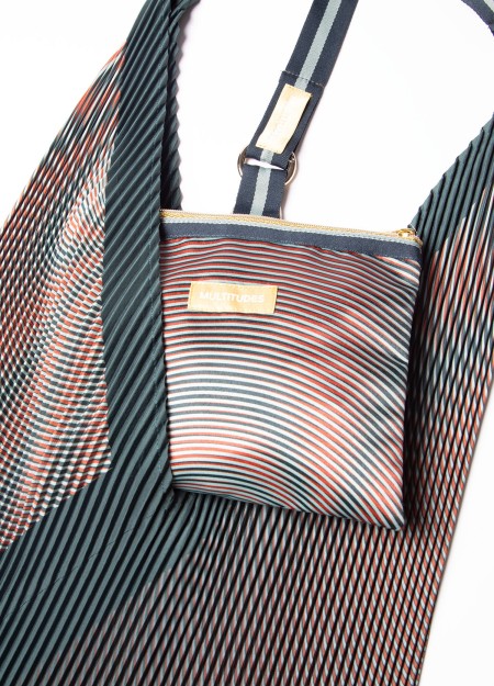 MULTITUDES marca Italiana de bolsos confeccionados en poliéster reciclado con estampados geométricos originales
