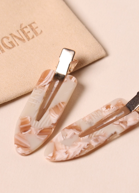 PEIGNÉE es una empresa familiar de accesorios para el cabello, nacida de un recuerdo sencillo y tierno.