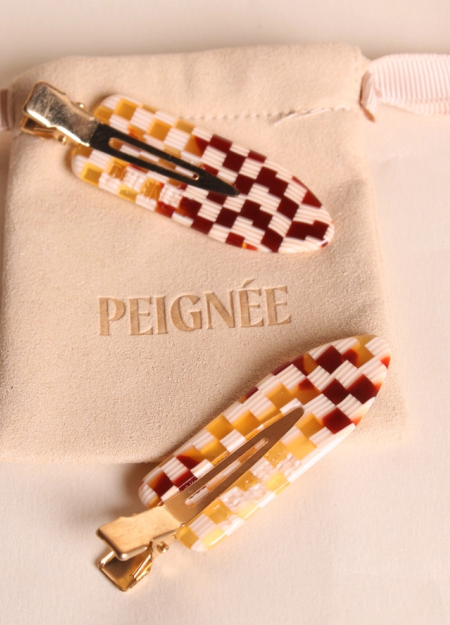 PEIGNÉE es una empresa familiar de accesorios para el cabello, nacida de un recuerdo sencillo y tierno.