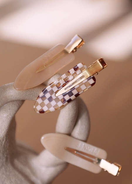 PEIGNÉE es una empresa familiar de accesorios para el cabello, nacida de un recuerdo sencillo y tierno. 2